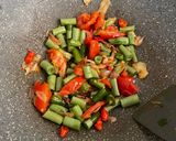 Foto langkah ke 2 dari resep Tumis Asam Timun Buncis.