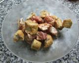 Foto del paso 3 de la receta: Brochetas de cerdo y trozos de pan crujiente (para dieta)