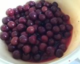 Une image de l'étape 2 de Crumble aux cerises noisettes pomme et miel.