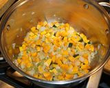 Foto del paso 3 de la receta: Sopa de porotos negros con zapallo y salchichón kielbasa