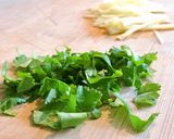 Hình bước làm 3 của món Miến Nấu Tôm Nấm và Rong Biển Wakame