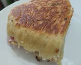 Foto del paso 4 de la receta: Sándwich🥪de salchichón de cerdo🥓y queso🧀en pan🍞casero de ajo🍖y finas hierbas🥐🌿🧄