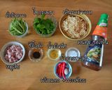 รูปขั้นตอนการทำที่ 1 ของ มาม่าผัดกะเพราหมูสับ