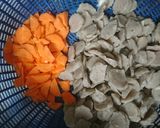 Foto langkah ke 4 dari resep Tumis jamur bakso.
