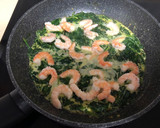Foto del paso 4 de la receta: Espinacas con gambas y queso