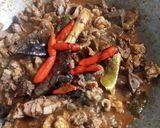 Foto langkah ke 3 dari resep Oseng Mercon Daging Sapi.
