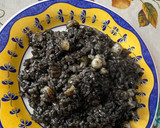 Foto del paso 5 de la receta: Arroz negro con choco y langostinos