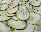 Foto del paso 2 de la receta: Ensalada de carpaccio de calabacín