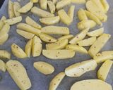 Fokhagymás sertésszűz, sült krumplival, karamellizált hagymával recept fázis 3 fotója