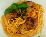 Foto del paso 4 de la receta: Espaguetis con albóndigas y calabacín