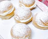 Foto del paso 9 de la receta: Bollos de brioche con nata!