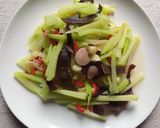 Foto langkah ke 4 dari resep Oseng Labu Siam dan Jamur Kuping.