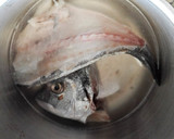 Foto del paso 1 de la receta: Dorada en su salsa