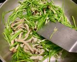「烹大師香菇風味」水蓮炒菇菇的食譜步驟3照片