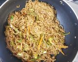 A picture of step 3 of Mixed noodles.