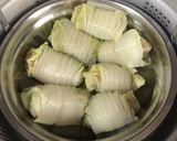 Foto langkah ke 6 dari resep Napa Cabbage Chicken Roll.