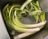 Une image de l'étape 2 de Fondue de poireaux à l'ail, oignon, crème et épices.