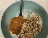 Foto del paso 2 de la receta Bol de chía, granola, yogur y crema de cacahuete