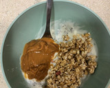 Foto del paso 2 de la receta: Bol de chía, granola, yogur y crema de cacahuete