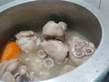 Frijoles con patitas de cerdo
