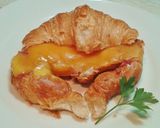 Foto del paso 4 de la receta Croissant relleno de paté y queso cheddar