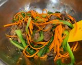 Hình bước làm 2 của món Bún Gạo Xào Lòng Gà