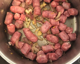Foto del paso 1 de la receta: Arroz meloso con longanizas, vino tinto y queso curado