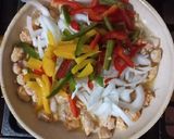 Foto del paso 5 de la receta: Arrolladitos rellenos de pollo, morrón y cebolla
