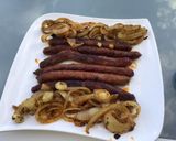Une image de l'étape 8 de Merguez aux oignons épicés.