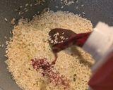 Foto del passaggio 2 della ricetta Risotto al pomodoro con riduzione di basilico 🌿