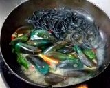 รูปขั้นตอนการทำที่ 5 ของ สปาเก็ตตี้ดำผัดกะเพราหอยแมลงภู่