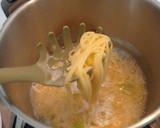Foto del paso 2 de la receta: Espaguetis con fideos de calabacín