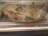 Filetes de pescado blanco marinados con cilantro y aceite de oliva