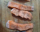 Foto del paso 2 de la receta: Salmón en costra de almendra y sésamo