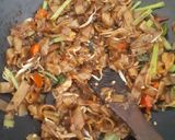Foto langkah ke 8 dari resep Kwetiau Goreng Pedas Manis.