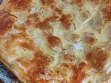 Hojaldre relleno de jamón, queso y dátiles