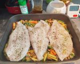 Foto del paso 4 de la receta: Filetes de rodaballo sobre una cama de verduras y al horno