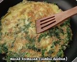 Foto langkah ke 7 dari resep Omelet Sawi Hijau.