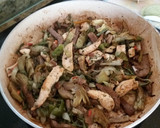 Foto del paso 4 de la receta: Verduras salteadas en salsa con pechuga de pollo