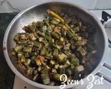 A picture of step 2 of Methi Bhindi Masala.