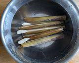 A picture of step 1 of 🦪 Razor clams with soy sauce, vinegar, chilli and garlic sauce.