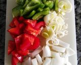 Foto del paso 2 de la receta Merluza guisada con gambas y verduras
