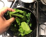 Foto del paso 2 de la receta: Popeye alla Piamontese(salteado de espinacas y ricotta)