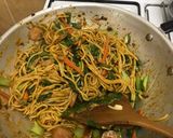 Foto langkah ke 4 dari resep Mie goreng singapore.