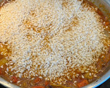 Foto del paso 3 de la receta: Arroz con alcachofas y gambas en sartén