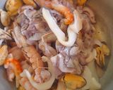 Foto del paso 1 de la receta: Frutos de mar en vino salsa de soja con porotos y guisantes