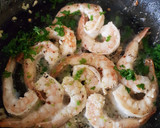 Foto del paso 3 de la receta: Camarones Scampi con fideos de calabacita