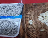 Foto del paso 1 de la receta: Gulas al ajillo con huevo escalfado