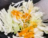 Gambar langkah 2 resipi Kobis Goreng Kunyit.