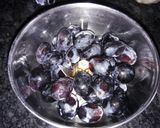 A picture of step 1 of Black grapes juice.